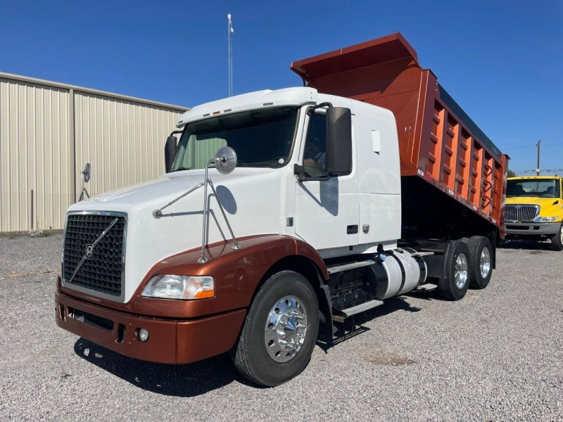 Dompe de 14 mts con camarote